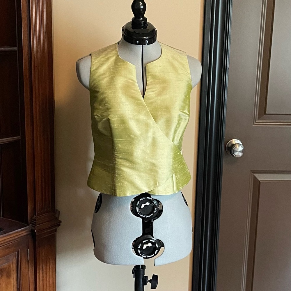EUC Ann Taylor 100% Raw Silk Pale Lime Green Wrapped Crop Top